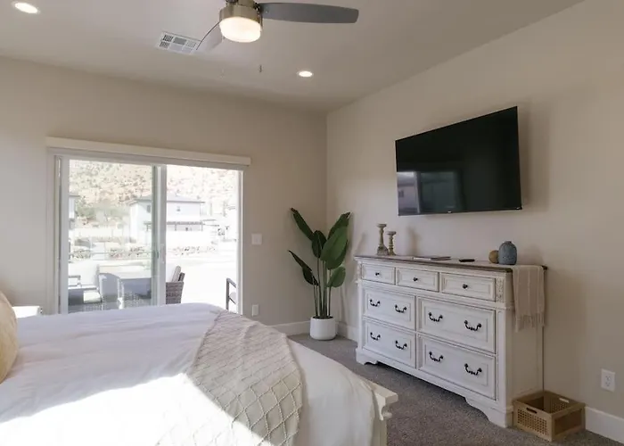 White Rocks-4Beds, 3Bath,Hot Tub