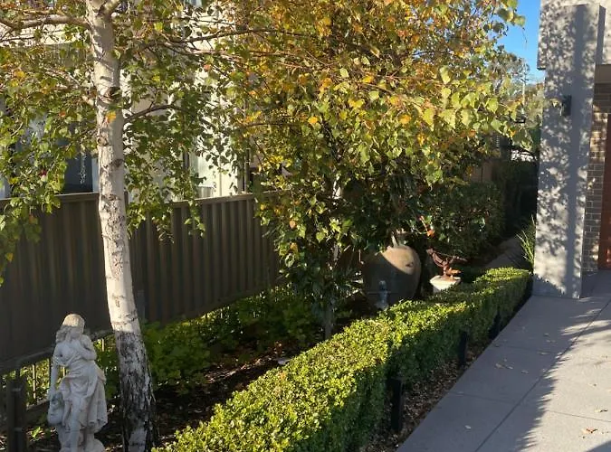 -The Garden Room - With Private Entrance & Private Bathroom