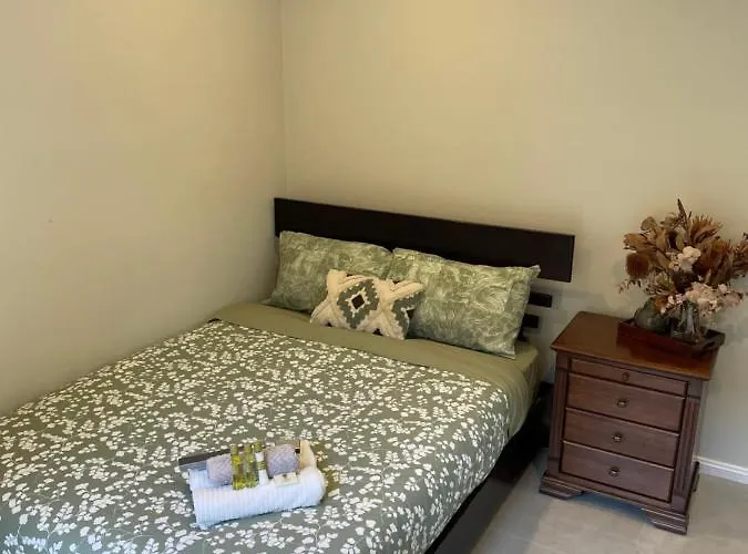 -The Garden Room - With Private Entrance & Private Bathroom