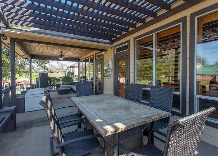 Luxurious, Tranquil, 4Br Lakefront Villa