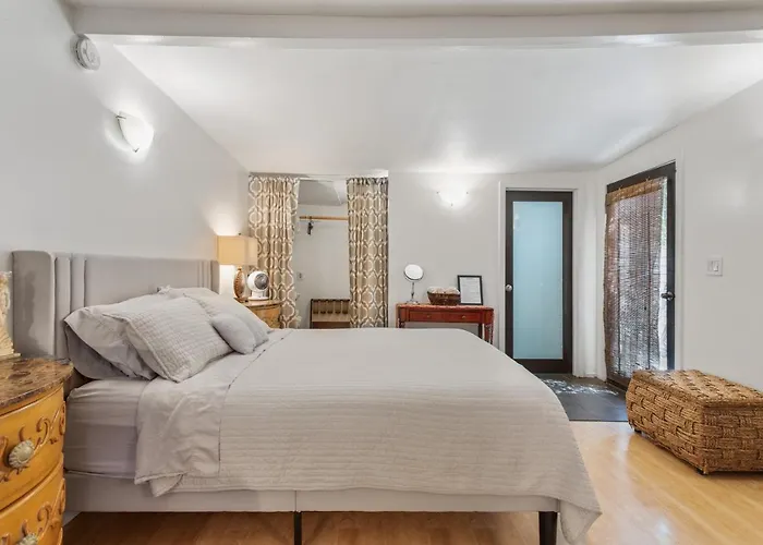 Private Studio City Guest House
