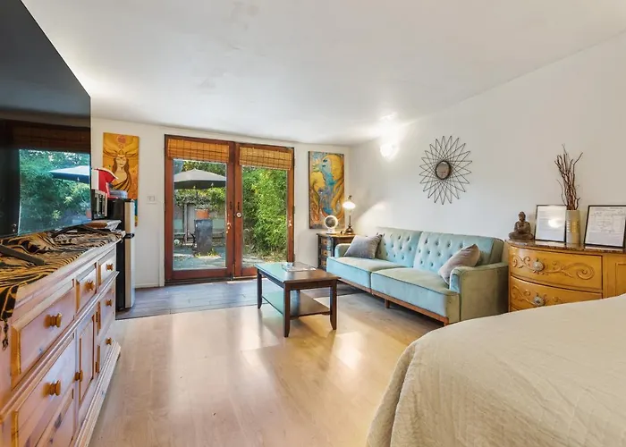 Private Studio City Guest House