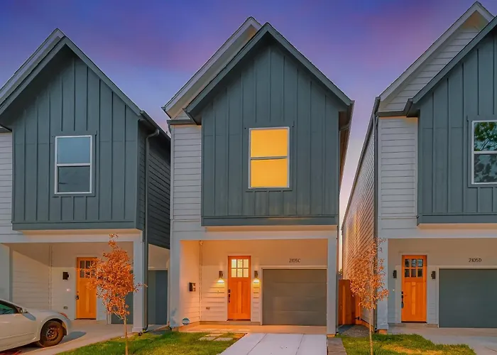 Elegant 3Br Haven- Games, Luxury & Lush Garden