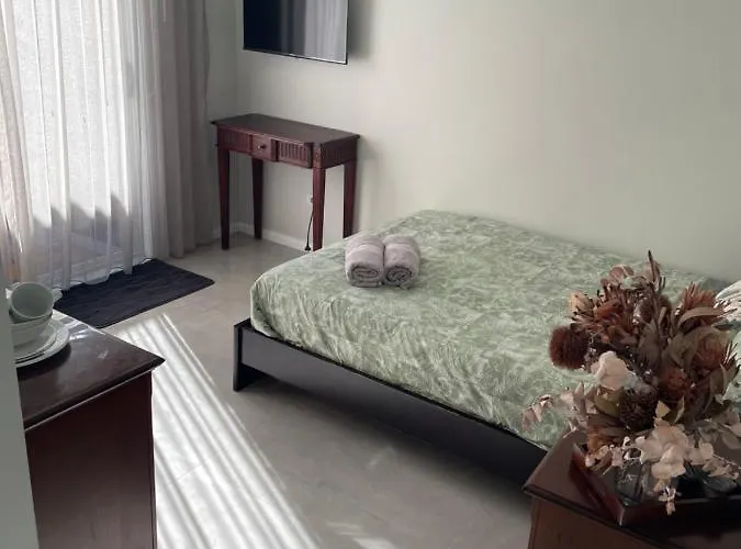 -The Garden Room - With Private Entrance & Private Bathroom