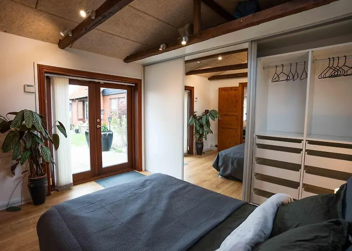Skylight Lodge - Private Terrace, Free Parking & Walk To City