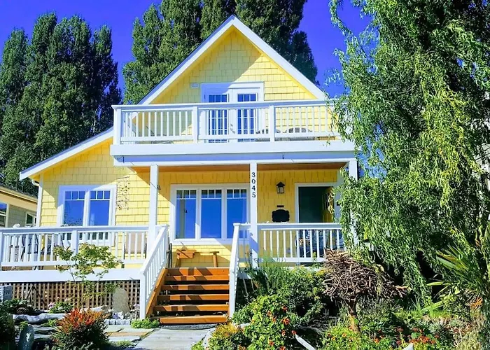 Upstairs Alki Beach Apartment - Seattle -Historic-1858