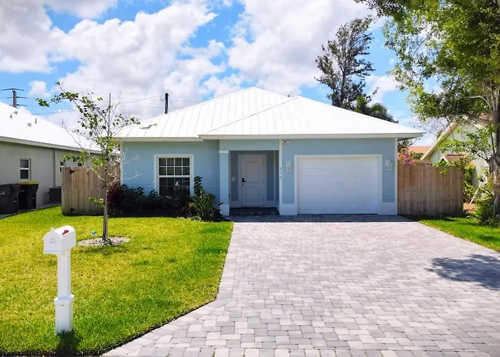 Coastal Home With Fenced Yard 5 Min To Beach