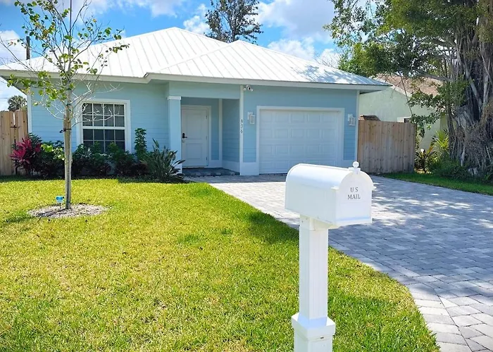 Coastal Home With Fenced Yard 5 Min To Beach