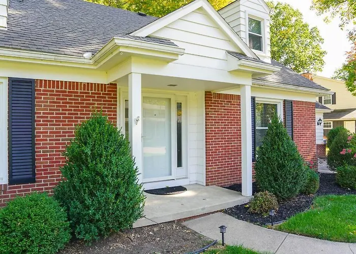 4Br/2.5Ba Home Boasting 2400Sqft And Eat-In Ktn