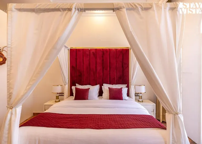 Stayvista'S Udaan Manor With Outdoor Pool, Jacuzzi & Lush Lawn With Gazebo & Bar