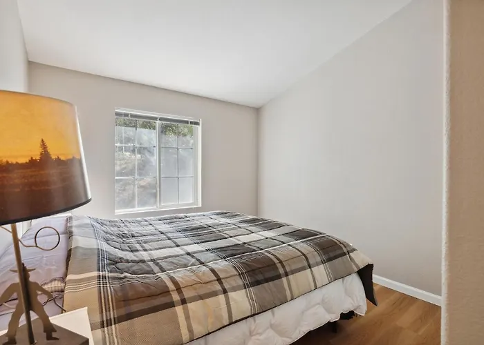 Newly Renovated Retreat On 6 Acres, Discover Murphys Lodge With Scenic Views!