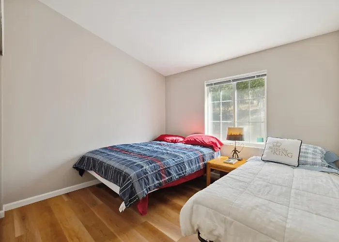 Newly Renovated Retreat On 6 Acres, Discover Murphys Lodge With Scenic Views!