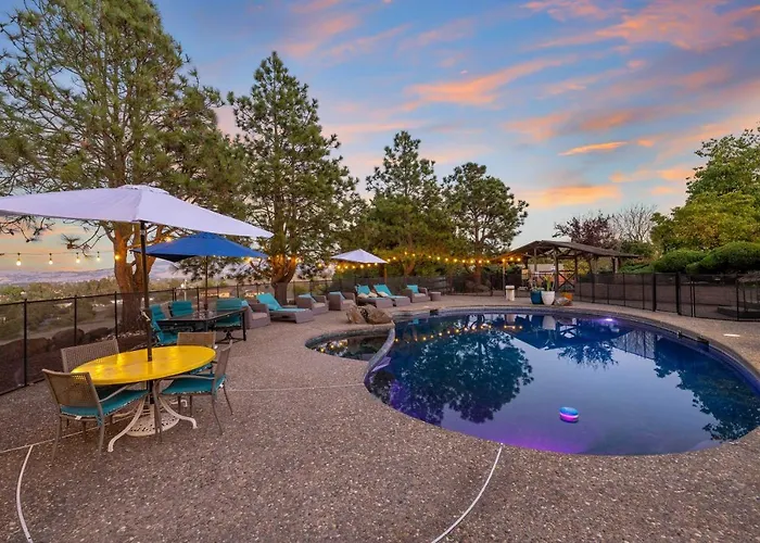 Private Pool & Large Deck: Modern Cotati Villa!