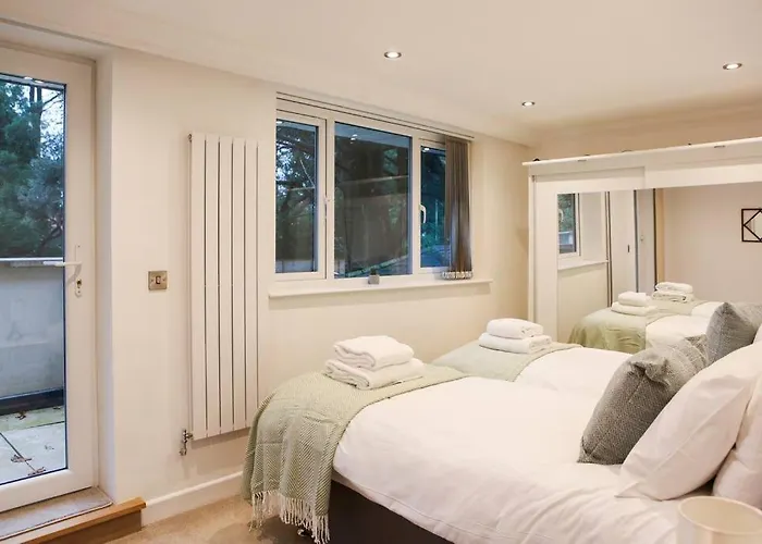 Hot Tub/Football Court/Sleeps 12/Luxury Villa