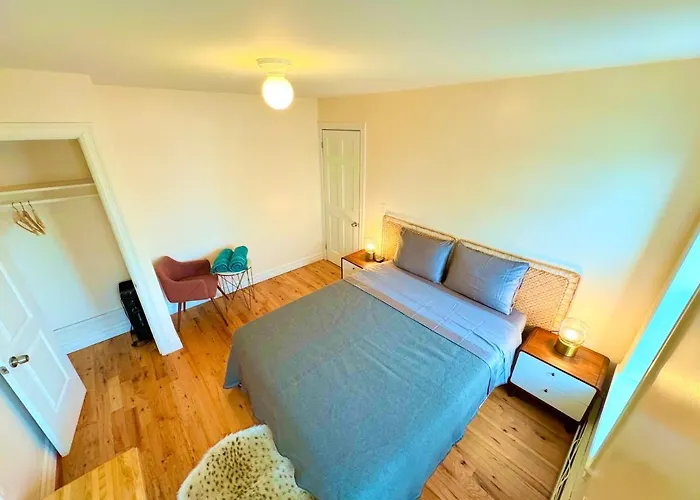 The Waltham Private Room & Bathroom John F Kennedy Jfk Lga Airport Manhattan Penn Station Bullet-Train 15 Min