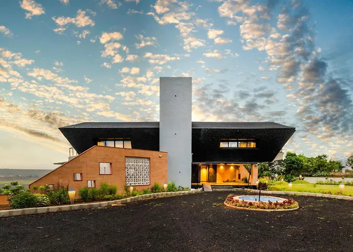 Pearl Lakeview Mansion: Luxurious Lakeside Villa with Infinity Pool and Entertainment