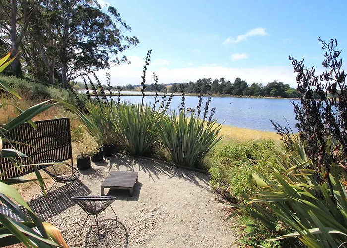 The Bird Hide - Rustic Luxury By The Water