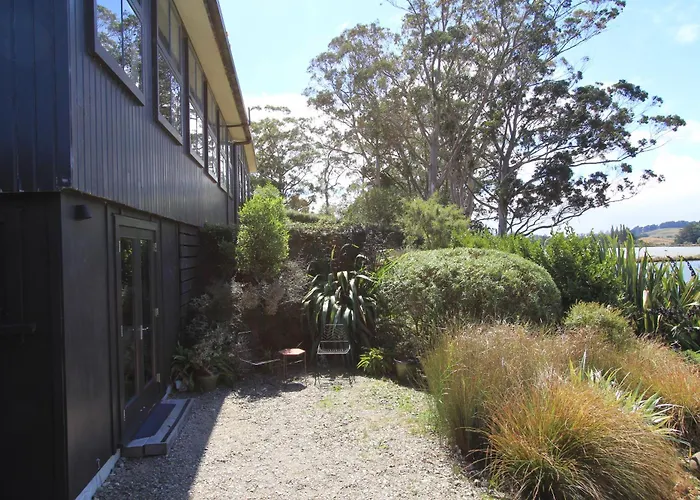 The Bird Hide - Rustic Luxury By The Water
