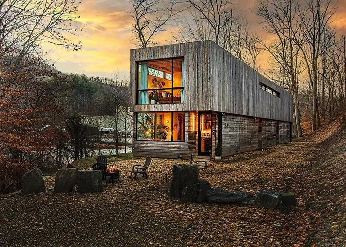 Longhaus: Modern Minimalist Luxury Home: Firepit, Outdoor Kitchen, Pets