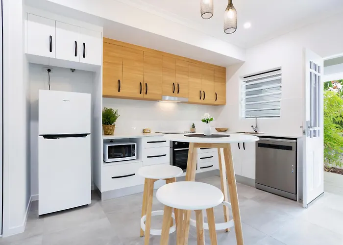Bamboo Villa - Edge Hill Cairns Luxury Pet Friendly Sleeps 3