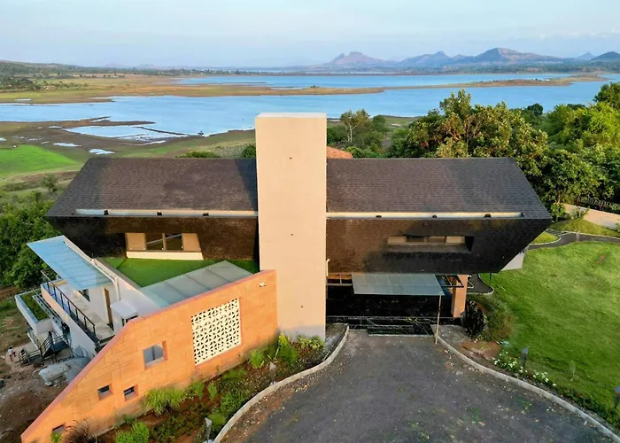 Pearl Lakeview Mansion: Luxurious Lakeside Villa with Infinity Pool and Entertainment