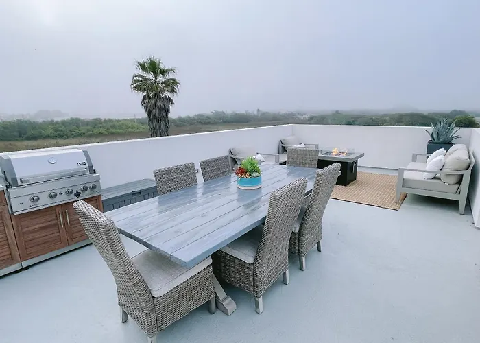 New Luxurious Home! Hot Tub! 2 Min Walk To Beach!