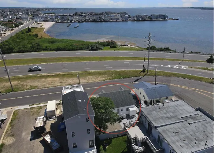 Island Time- Beautifully Renovated Bay View Home