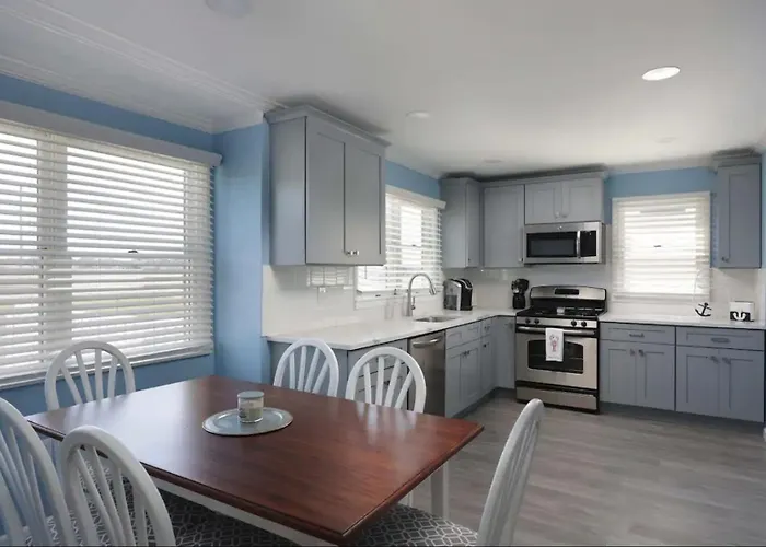 Island Time- Beautifully Renovated Bay View Home