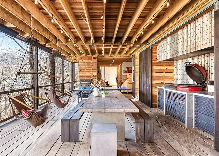 Longhaus: Modern Minimalist Luxury Home: Firepit, Outdoor Kitchen, Pets