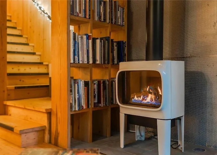 Longhaus: Modern Minimalist Luxury Home: Firepit, Outdoor Kitchen, Pets