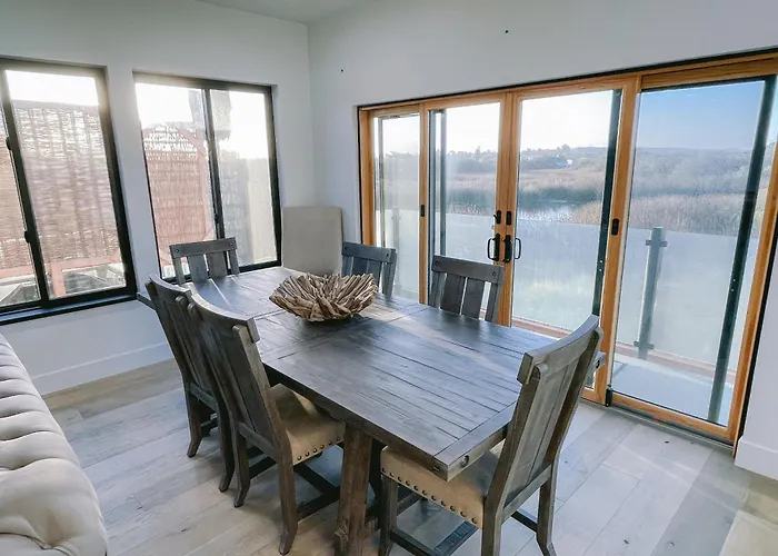 New Luxurious Home! Hot Tub! 2 Min Walk To Beach!
