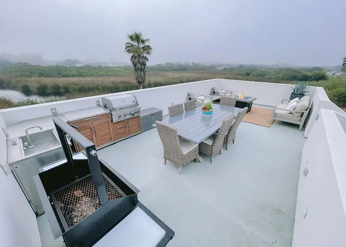 New Luxurious Home! Hot Tub! 2 Min Walk To Beach!