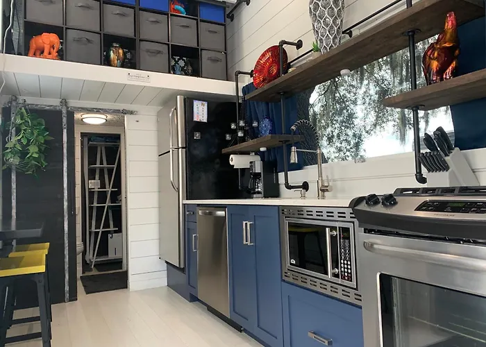 Tiny Hamptons, No Pet Fees, Main Floor Bed!