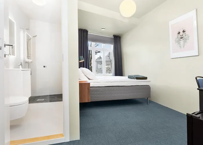 Central Guest House - Bedroom With Private Bathroom