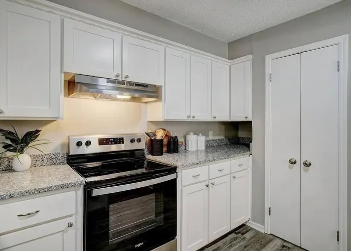 4Br Beauty W/ Game Room! Lake Hefner Hideaway