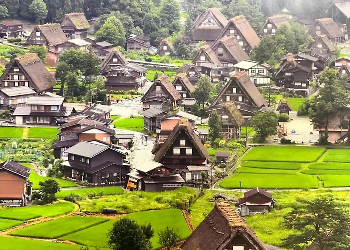 吉祥莊位于高山市内 有一千平方的园林 可远眺日本的阿尔卑斯山脉 四季景色绝佳 可接待9人入住 免费停车