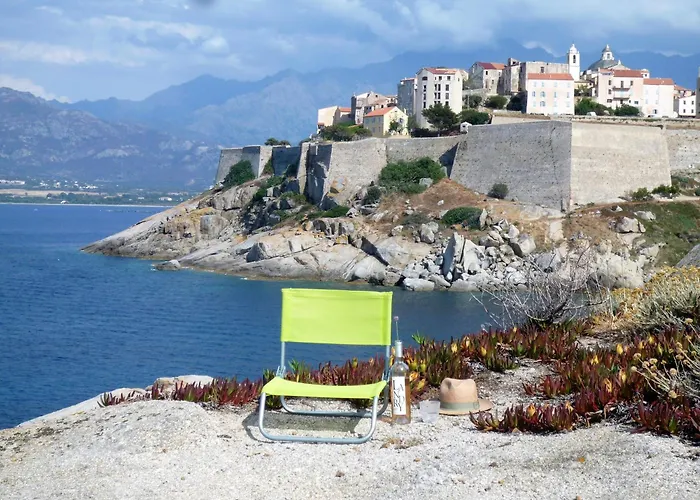 Les Galets Bleus De Calvi