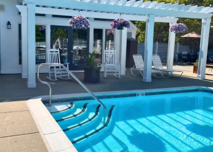 Luxury Villa: Mohegan Retreat with Fireplace, Jacuzzi, and Pools
