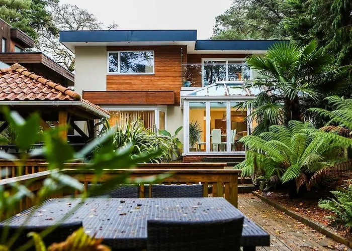 Hot Tub/Football Court/Sleeps 12/Luxury Villa