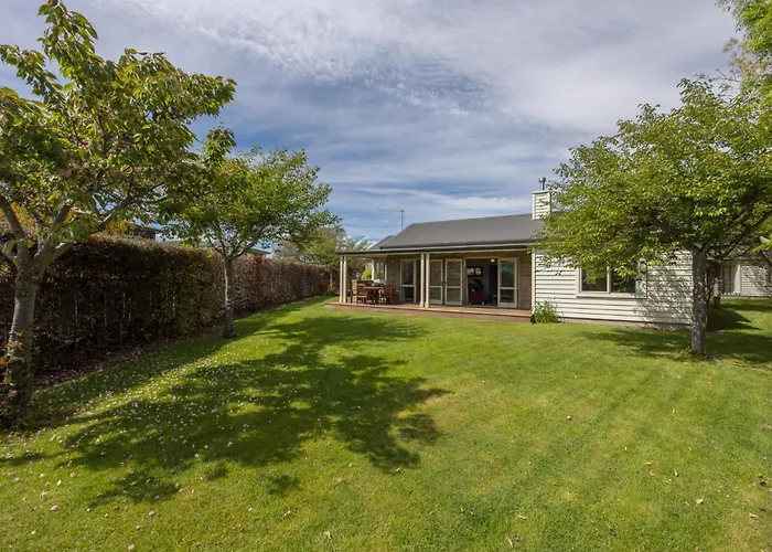 Meadowstone Villa | Cosy With Gas Fireplace & Bbq