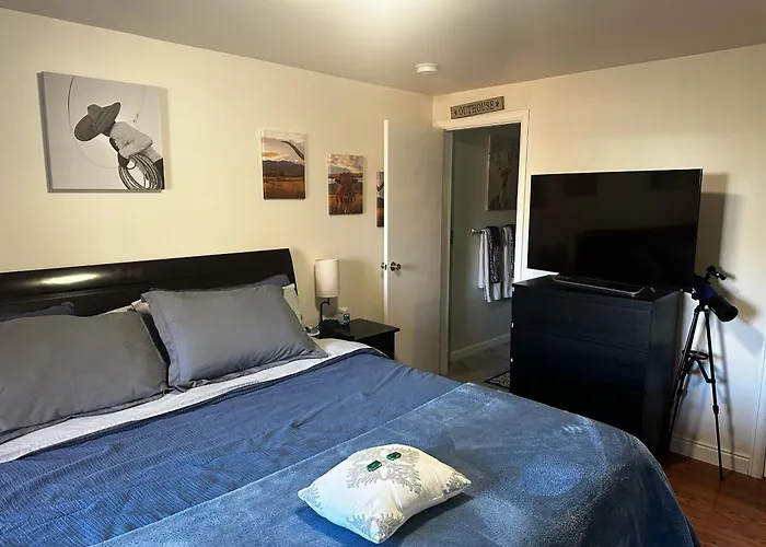 Serene Reservoir Retreat: Private Suite with Hot Tub and Outdoor Adventures