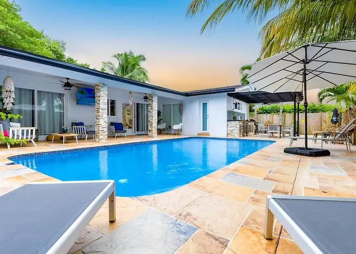 Casa Tropicana - Heated Pool, Game Room & Mins From Beach
