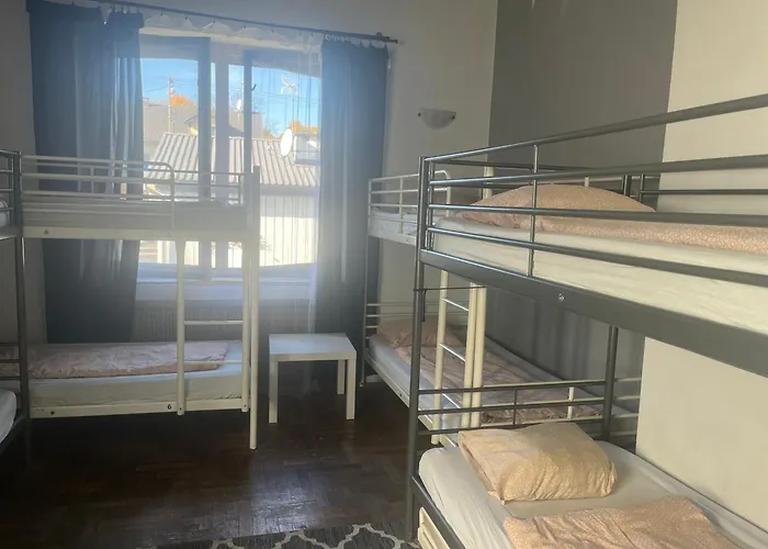 B&B: 4 Couples & 4 Friends Hostel