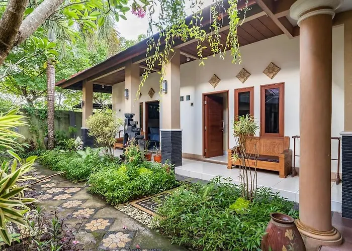 Villa Kenanga In Meninting By The Beach