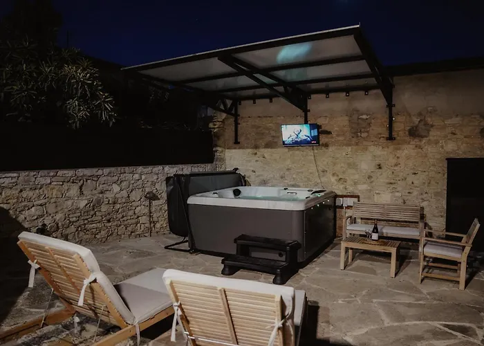 The Stonehouse Suites With Private Bath Spas