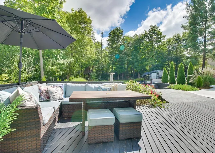 Luxury Maineville Villa W/ Private Pool & Deck
