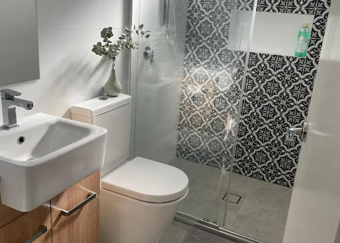 -The Garden Room - With Private Entrance & Private Bathroom