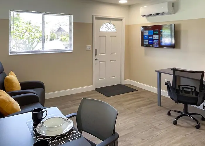 Lazy Cuckoo Inn - Sleek And Stylish Studio Apartments