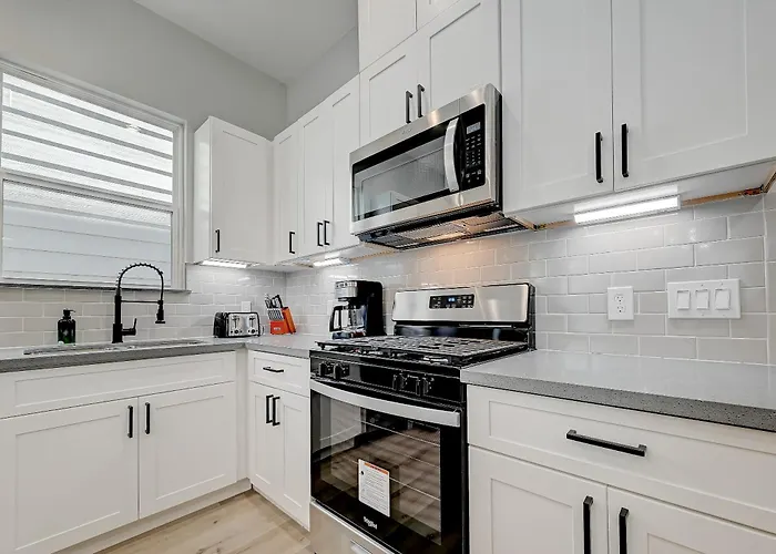 Elegant 3Br Haven- Games, Luxury & Lush Garden