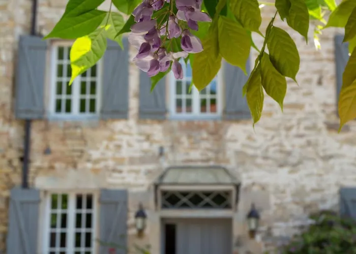 A L'Ombre Du Chateau